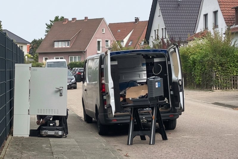Transporter von TN Tiefbau mit Werkzeug und Netzverteiler im Einsatz in einem Wohngebiet